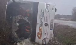 Polisleri taşıyan araç devrildi