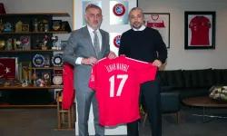 İlhan Mansız'dan Hacıosmanoğlu'na anlamlı hediye