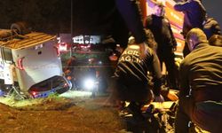 İnfaz koruma memurlarını taşıyan araç şarampole devrildi