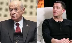 Uraz Kaygılaroğlu, Devlet Bahçeli'nin hediye ettiği tabloyla poz verdi