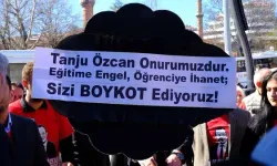 Bolu'da üç harflilere siyah çelenkli Tanju Özcan protestosu