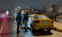 Taksi şoförünü araç içinde bıçakladı