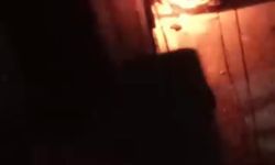 Şişli'de korku dolu gece! Aydınlatma direğinde patlamalar oldu; 3 motosiklet yandı