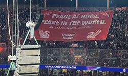 Liverpool taraftarı İstanbul'da Atatürk pankartı açtı! TRT ekrana getirmedi