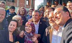 CHP lideri Özgür Özel, vatandaşlarla sohbet edip fotoğraf çektirdi