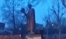 Tuzla'da Atatürk büstüne hain saldırı! Balyozla yıkmaya çalıştı