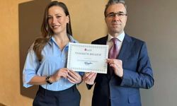 Serenay Sarıkaya'ya teşekkür belgesi