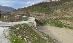Köprü çöktü: Öğrenciler 10 gündür okula gidemiyor, hastalar sırtta taşınıyor!