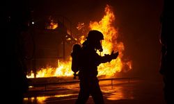 İzmir İtfaiyesi’nden nefes kesen eğitim: Gece dumanında saniyelerle yarış