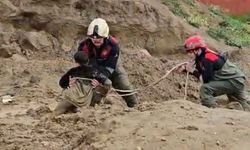 İzmir’de korku dolu anlar: İki çocuk balçığa saplandı, itfaiye yetişti