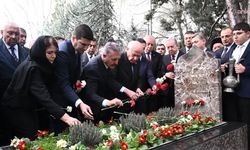 Beştepe’de anma: Bahçeli’den Türkeş’e kırmızı karanfiller