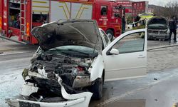 Taksi ile otomobil çarpıştı: 4'ü futbolcu 6 kişi yaralandı
