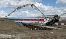 İş cinayeti: 23 yaşındaki genç kalıbın içine düştü!