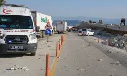 Freni boşalan TIR inşaat alanına daldı: Ölü ve yaralılar var!