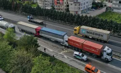 TEM'de zincirleme kaza: 6 TIR birbirine girdi!