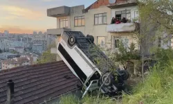 İstanbul'da okul servisi takla atıp evin çatısına düştü