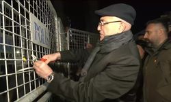 CHP’li Tanal Meslek Fabrikası önünde polis barikatındaki kelepçeleri kesti…