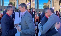 CHP lideri Özgür Özel’den Barselona’da kritik temaslar: Sanchez ile bir araya geldi