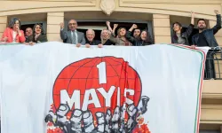 İstanbul Barosu binasına 1 Mayıs pankartı