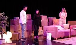 Kutular, Kadıköy Alan'da alkışlarla ilk kez açıldı! Seyirci kendisini oyunun içinde buldu