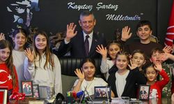 CHP lideri Özgür Özel koltuğunu Elisa'ya devretti