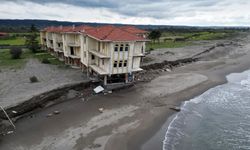 Sakarya'da deniz 100 metre içeri girdi, villalar çöktü