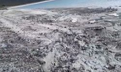 Salda Gölü'nde insan boyunu aşan yarıklar oluştu