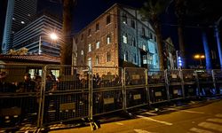 İzmir'de meslek fabrikasına şafak baskını