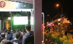 Mahalle yanarken Galatasaray - Fenerbahçe derbisini izlediler! Kimse yerinden kalkmadı