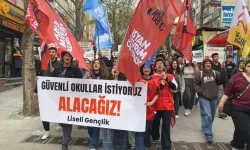 Liseliler "Güvenli okul istiyoruz" diyerek yürüdü