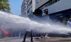 İzmir'de polis, Özgür Özel'in miting yapacağı alanda toplanan yurttaşlara TOMA'larla müdahale etti
