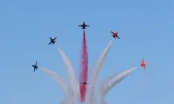Türk Yıldızları ve SOLOTÜRK’ün 19 Mayıs gösterisi nefes kesti