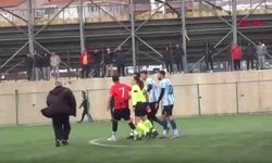 Hakemi saha ortasında yumrukladılar