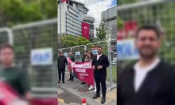 CHP Gençlik ve Kadın Kolları, CHP Genel Merkezi'nin girişine Özgür Özel'in bayramlaşma programının pankartını astı