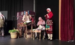 Marmaris Belediye Tiyatrosu, "Böyledir Bizim Sevdamız" ile ayakta alkışlandı