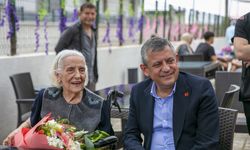 Özgür Özel'den ilkokul öğretmenine Anneler Günü ziyareti