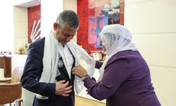Barış Anneleri'nden CHP lideri Özgür Özel’e ziyaret! Beyaz tülbent hediye ettiler