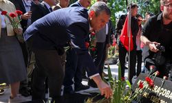 CHP lideri Özgür Özel Soma'da şehit olan 301 madenciyi mezarları başında andı!