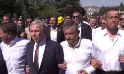Özgür Özel Anıtkabir'e yürüdü