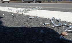 İstanbul'da yere dökülen vidalar trafiği felç etti