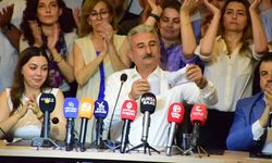 CHP Bursa İl Başkanı Nihat Yeşiltaş görevden alınma kağıdını yırttı: 'Burayı hiç kimseye teslim etmiyoruz!'