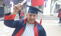 50 yaşında yeniden liseli oldu, çocuğu yaşındaki öğrencilerle kep attı
