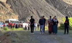 Artvin'de dereye devrilen kamyondan babasıyla birlikte akıntıya kapılan kişinin cesedi bulundu