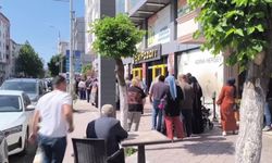 Iğdır’da sosyal yardımlar için Halk Bankası önünde kuyruk oluştu