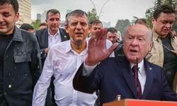 Devlet Bahçeli, Özgür Özel’i hedef aldı: Yaptığı ergen devrimciliğidir