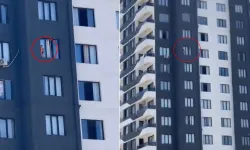 12'nci kattaki tehlikeli anlar kamerada! Çocuk pencereye çıktı