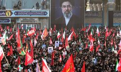 İran'ın eski dini lideri Hamaney için Kum kentinde veda töreni