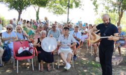 Muratpaşa'da yaşlılara türkü dolu buluşma! Müzikle hem sosyalleşiyor hem hafızalarını güçlendiriyorlar