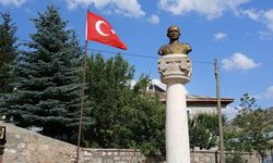 Hafik'te tarihi vefa: İnönü büstü Türk bayrağının yanına yerleştirildi