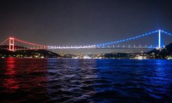 Fatih Sultan Mehmet Köprüsü ABD bayrağı renkleriyle aydınlatıldı